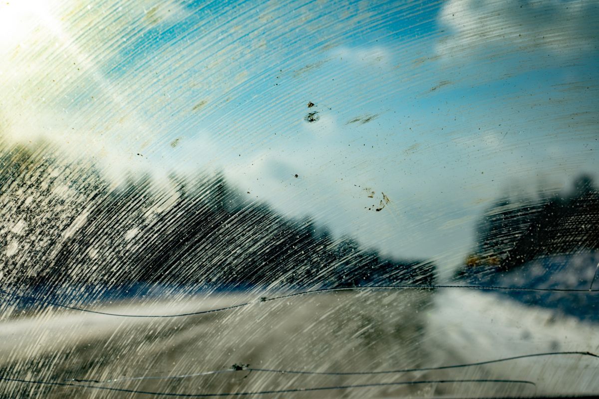 a dirty windshield with a lines of crack